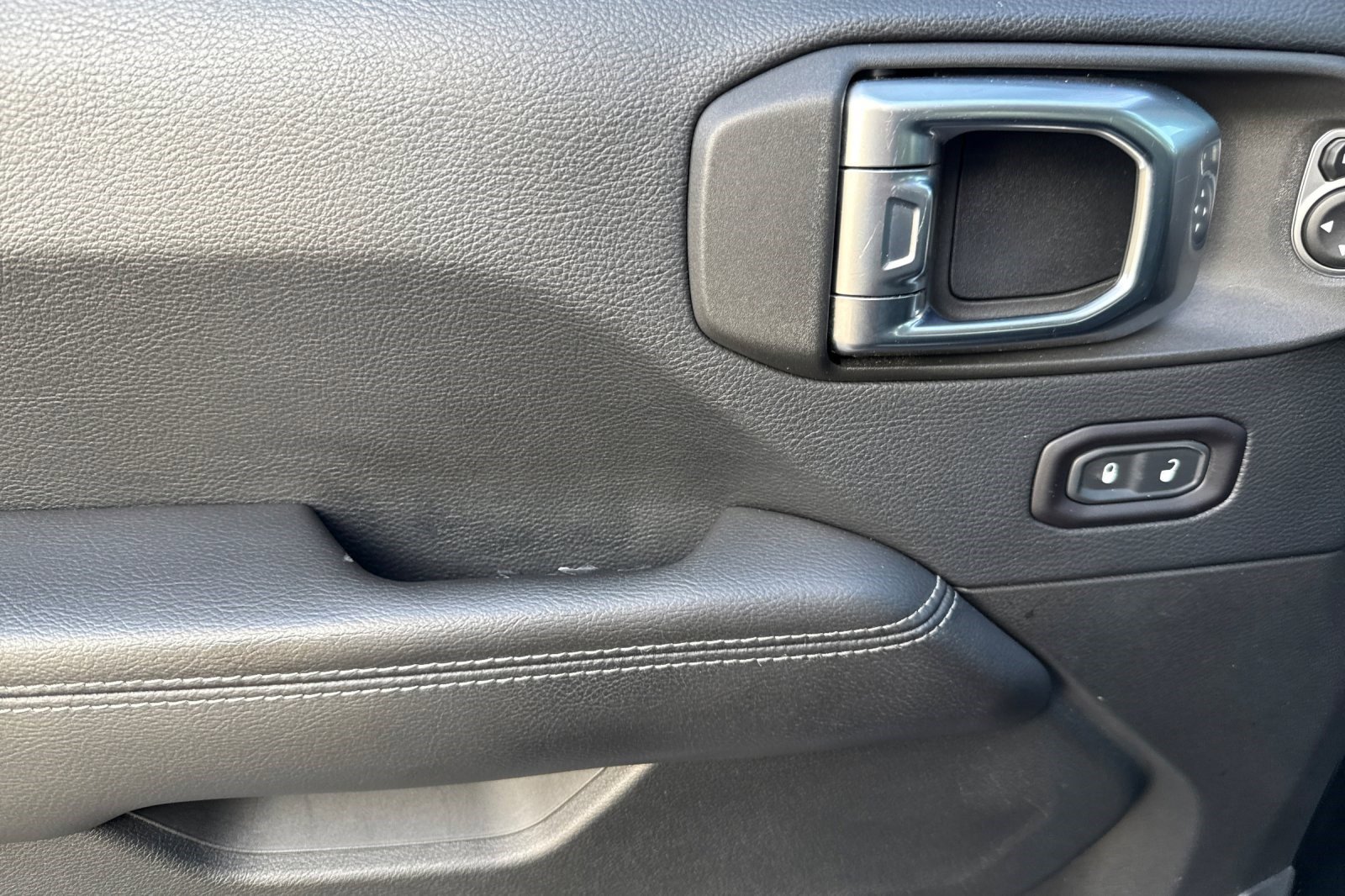 Used 2018 Jeep Wrangler Unlimited Sahara image 12