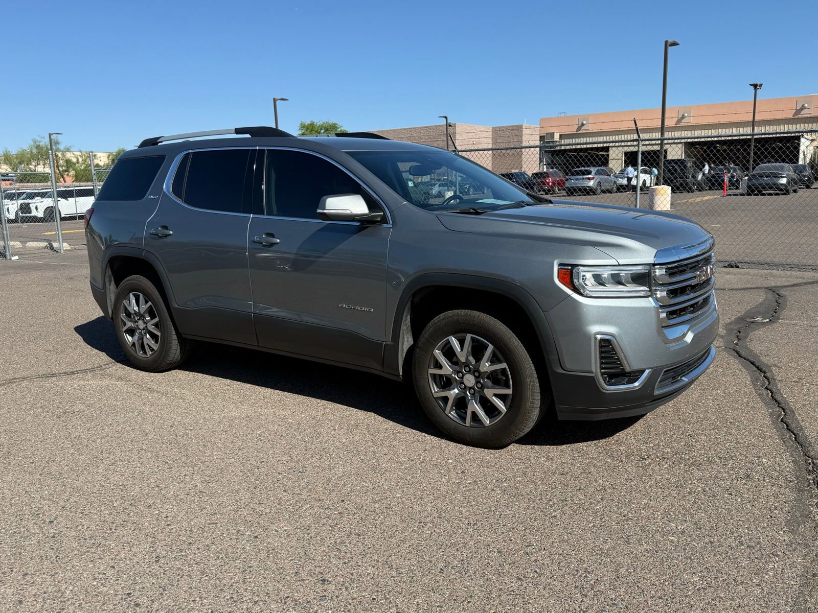 Used 2023 GMC Acadia SLT image 3