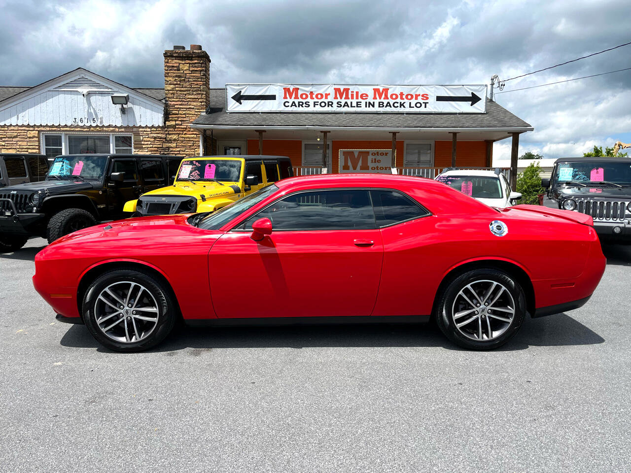 Used 2019 Dodge Challenger SXT image 2