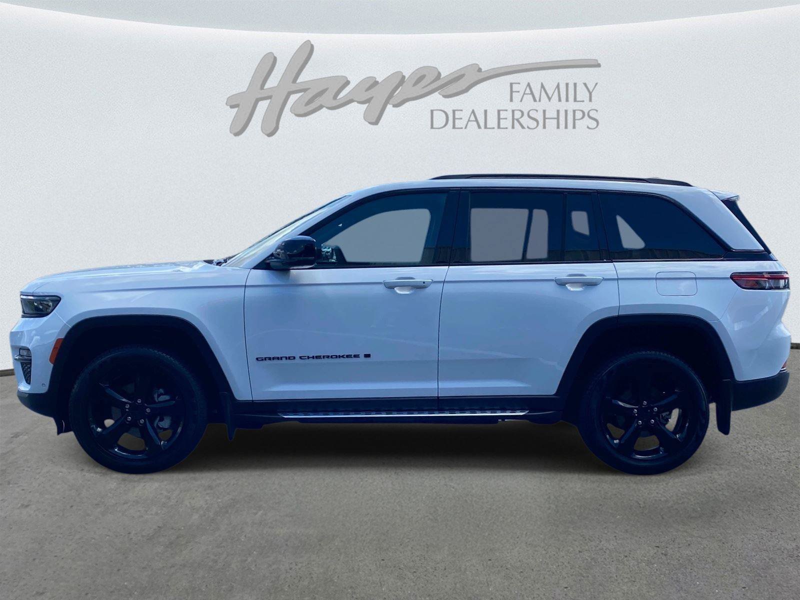Used 2025 Jeep Grand Cherokee Limited w/ Luxury Tech Group II RWD image 9