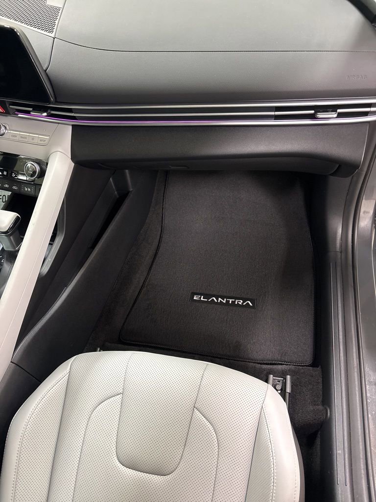 Used 2025 Hyundai Elantra Limited image 28