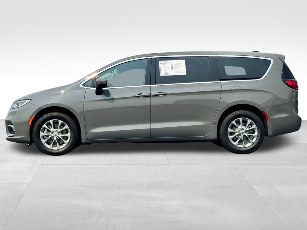 Used 2023 Chrysler Pacifica Touring-L AWD/4WD image 4