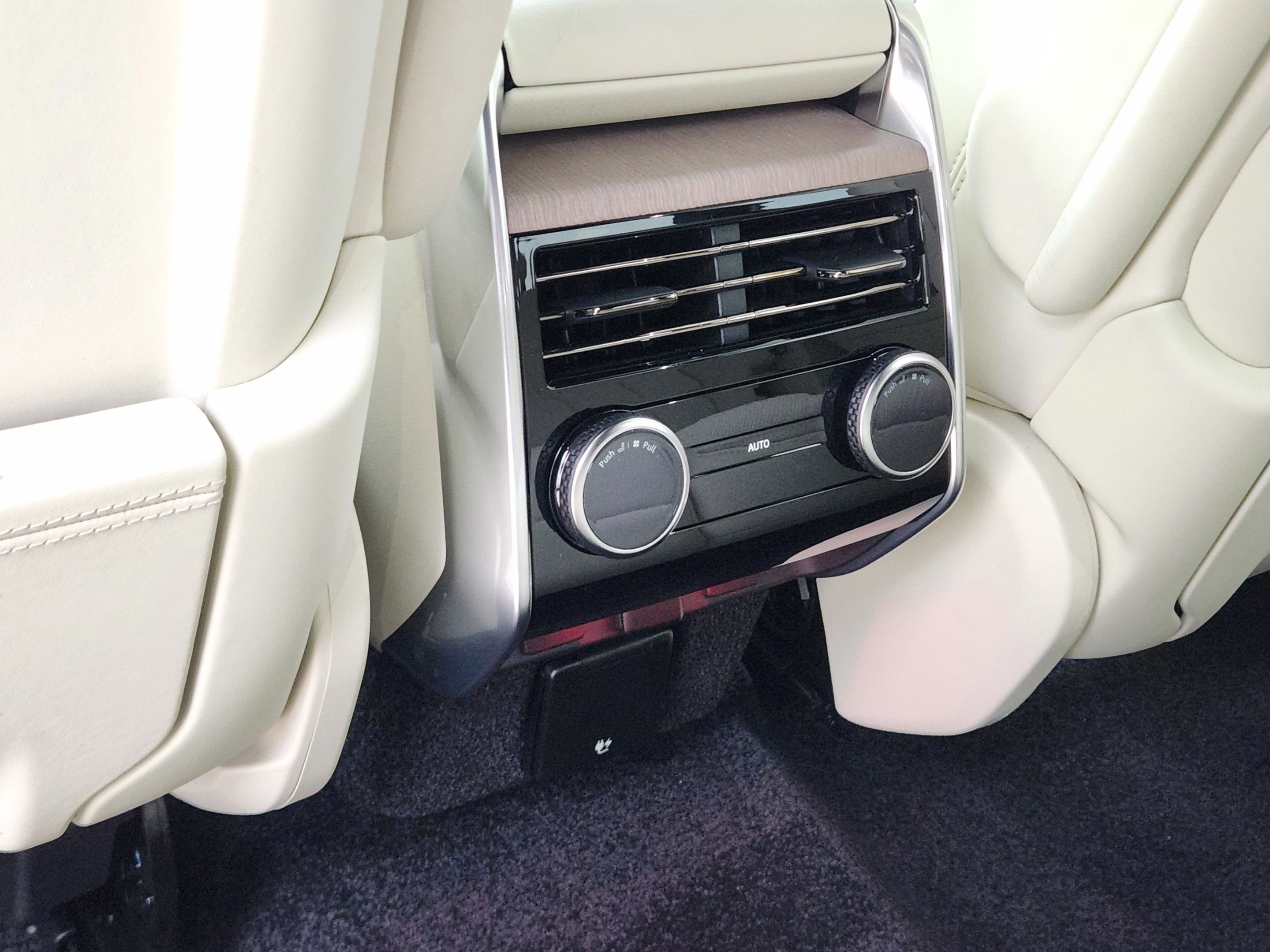 Certified 2025 Land Rover Range Rover SE AWD/4WD image 27