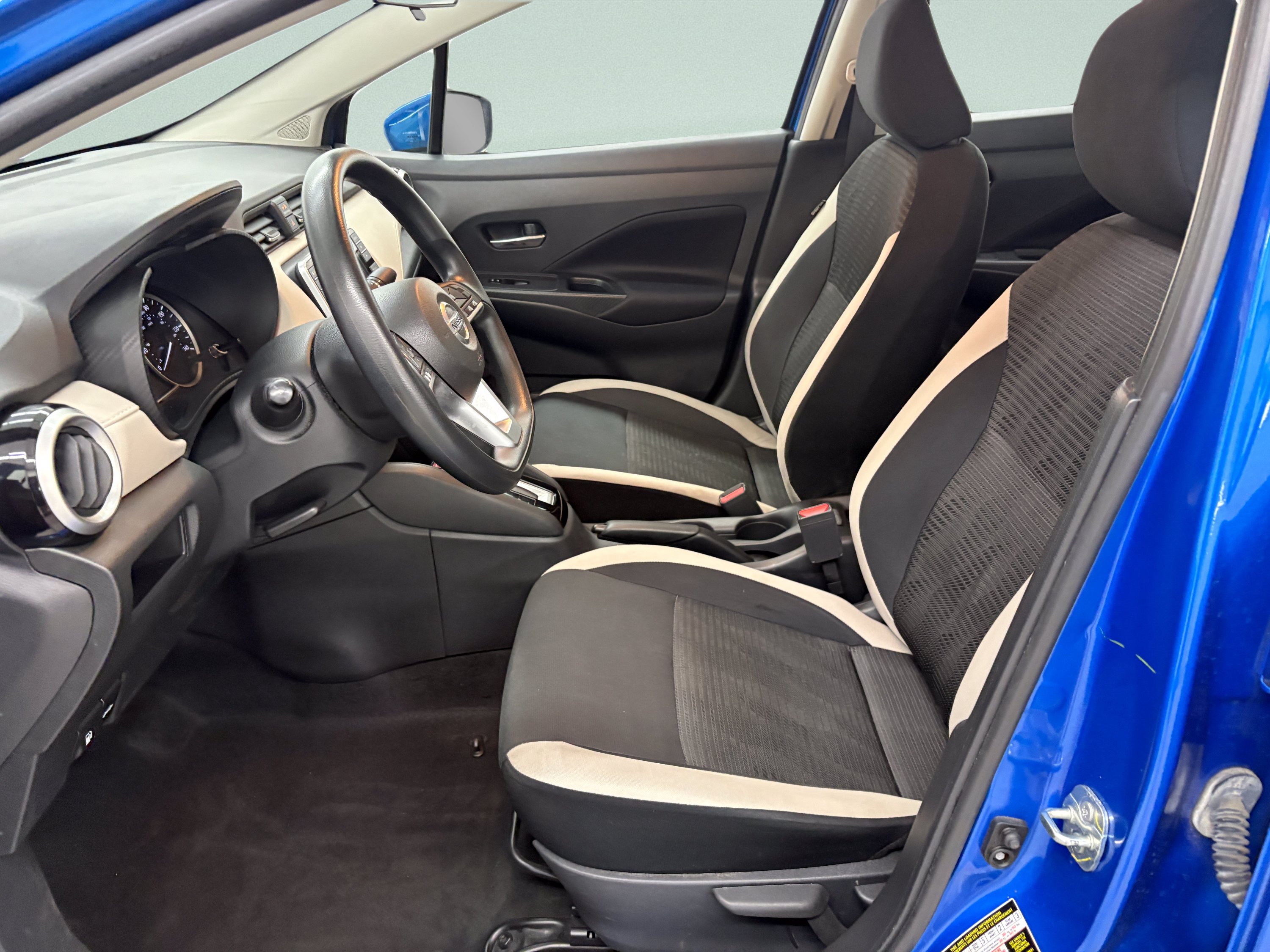 Used 2022 Nissan Versa SV w/ Trunk Package FWD image 10