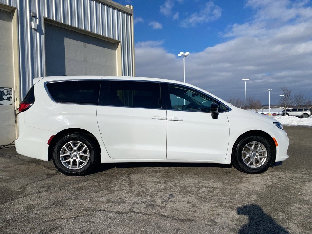 Used 2024 Chrysler Pacifica Touring-L image 2