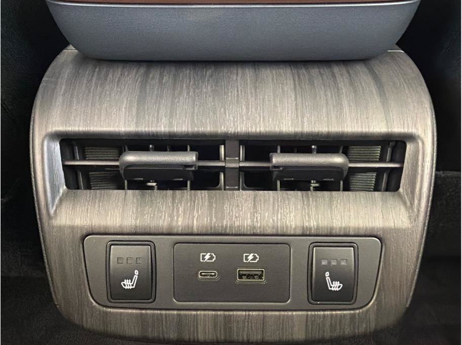 Used 2024 Nissan Ariya AWD image 30