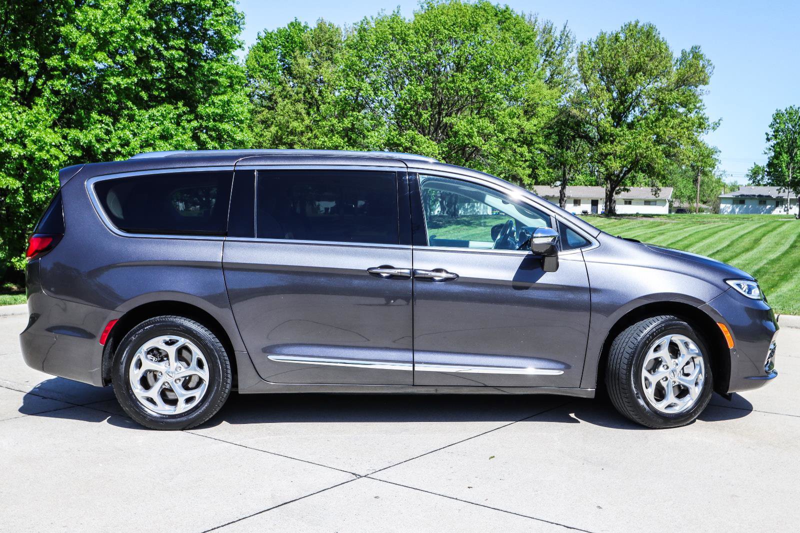 Used 2021 Chrysler Pacifica Limited w/ Premium & Safety Sphere Group AWD/4WD image 5