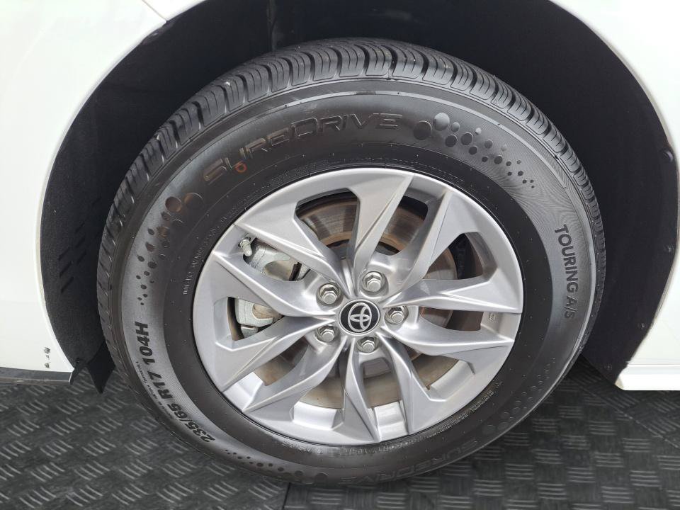 Used 2025 Toyota Sienna LE AWD/4WD image 25