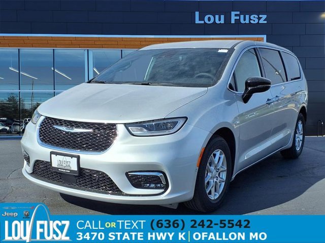 New 2026 Chrysler Pacifica Select