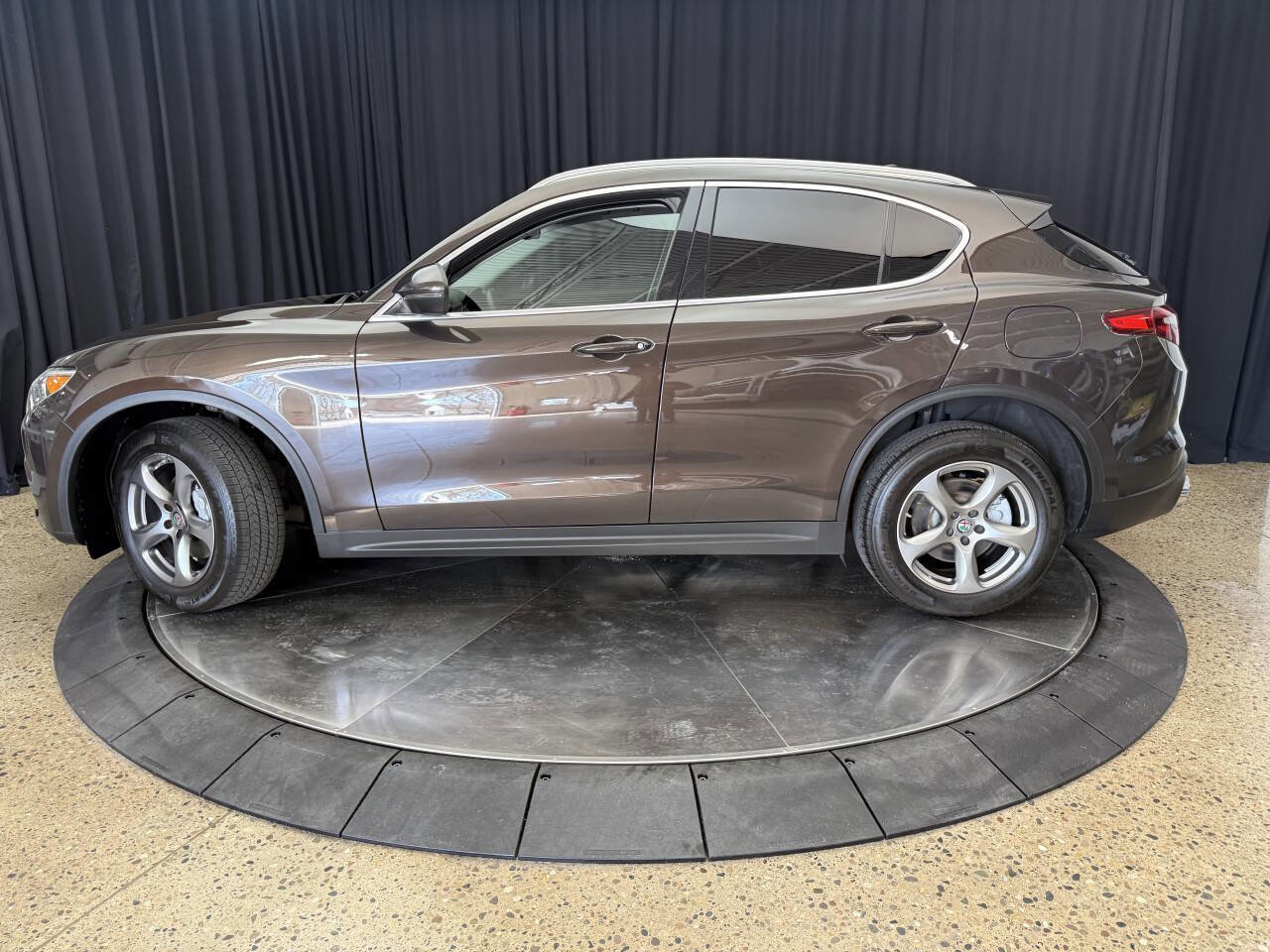 Used 2018 Alfa Romeo Stelvio AWD image 4