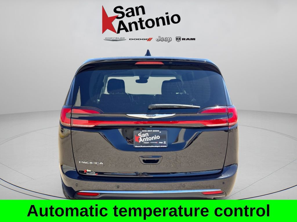 Used 2024 Chrysler Pacifica Touring-L image 7