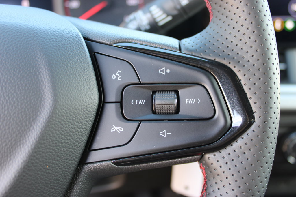 Certified 2024 Chevrolet Trax RS FWD image 12