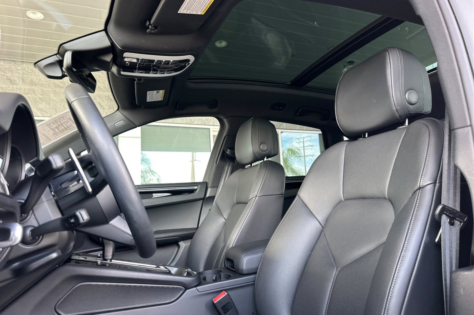 Certified 2026 Porsche Macan AWD/4WD image 5