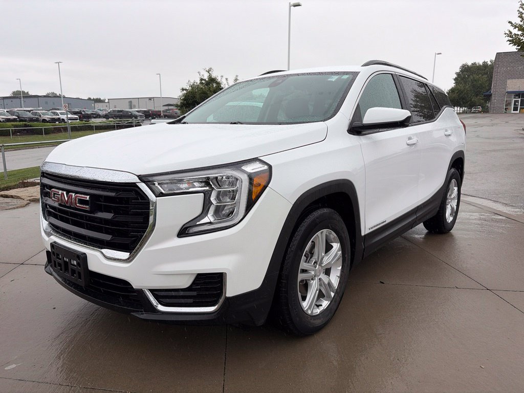Used 2022 GMC Terrain SLE w/ Driver Convenience Package FWD image 4