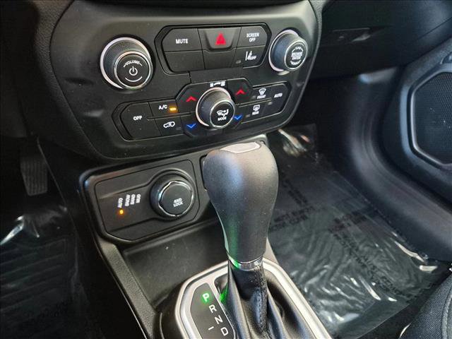 Used 2022 Jeep Renegade Latitude AWD/4WD image 13