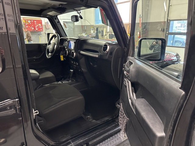 Used 2017 Jeep Wrangler Unlimited Sahara image 15