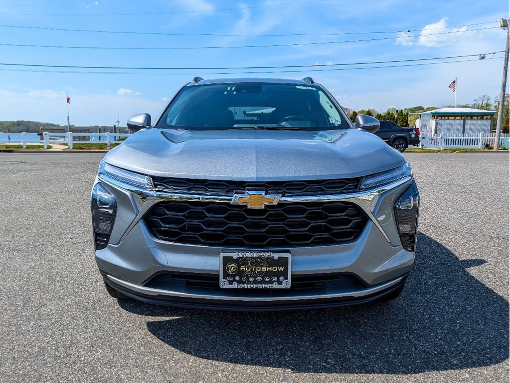 Used 2025 Chevrolet Trax LT w/ LT Convenience Package FWD image 2