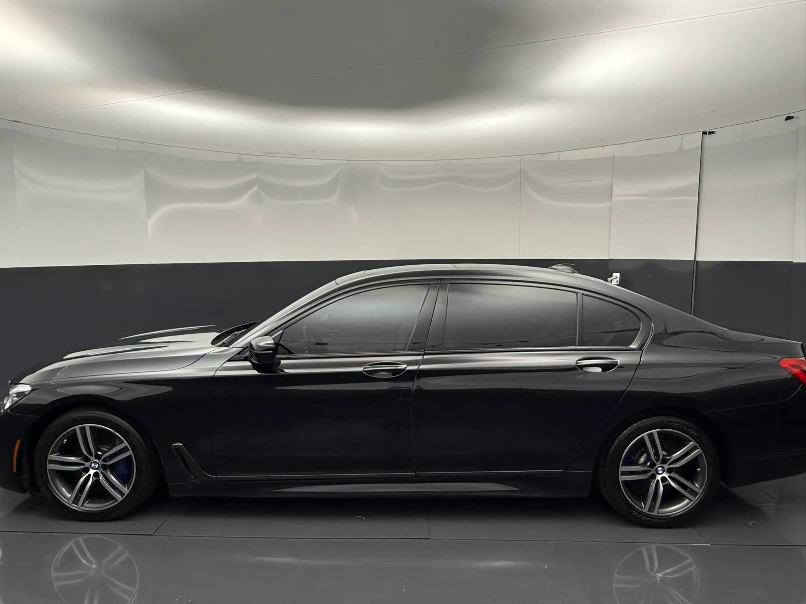Used 2019 BMW 750i xDrive w/ Executive Package AWD/4WD image 3