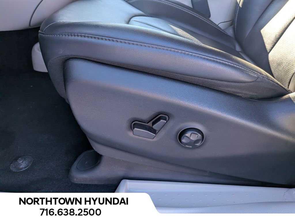 Used 2024 Chrysler Pacifica Touring-L image 34