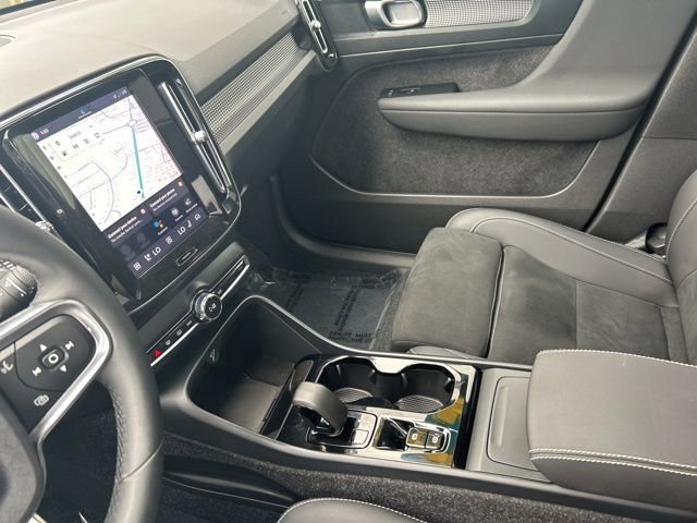 Certified 2025 Volvo XC40 B5 Plus image 19