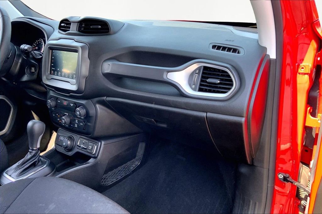 Used 2019 Jeep Renegade Latitude w/ Popular Equipment Group image 18