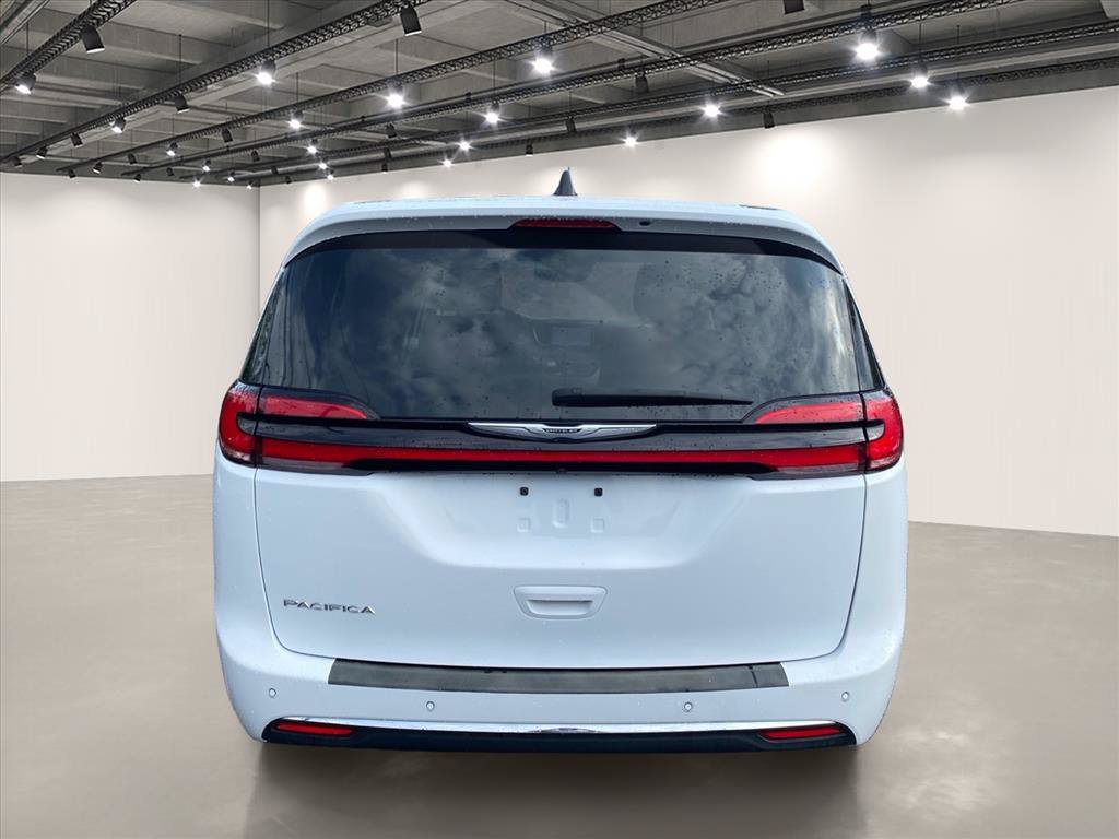 Used 2024 Chrysler Pacifica Touring-L FWD image 6