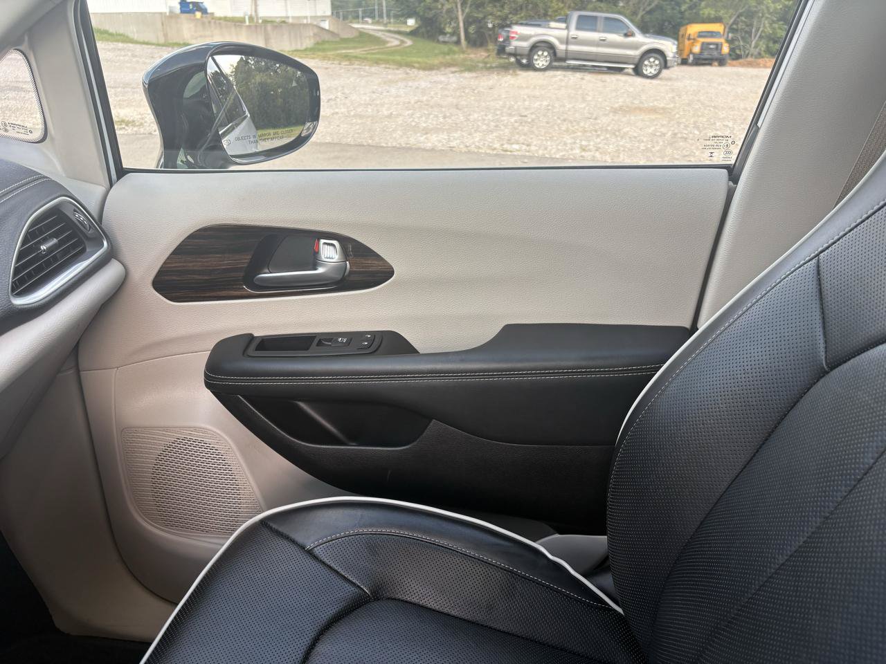 Used 2024 Chrysler Pacifica Limited FWD image 20
