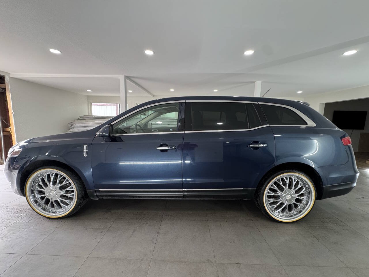 Used 2017 Lincoln MKT FWD image 3