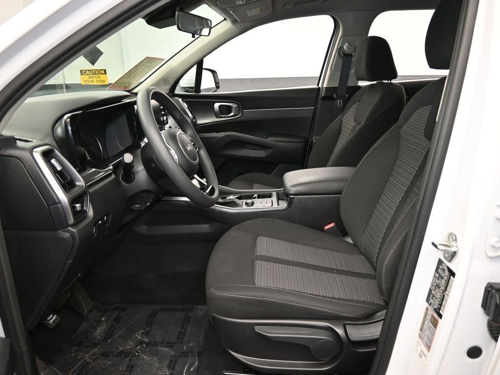 Used 2023 Kia Sorento LX image 11