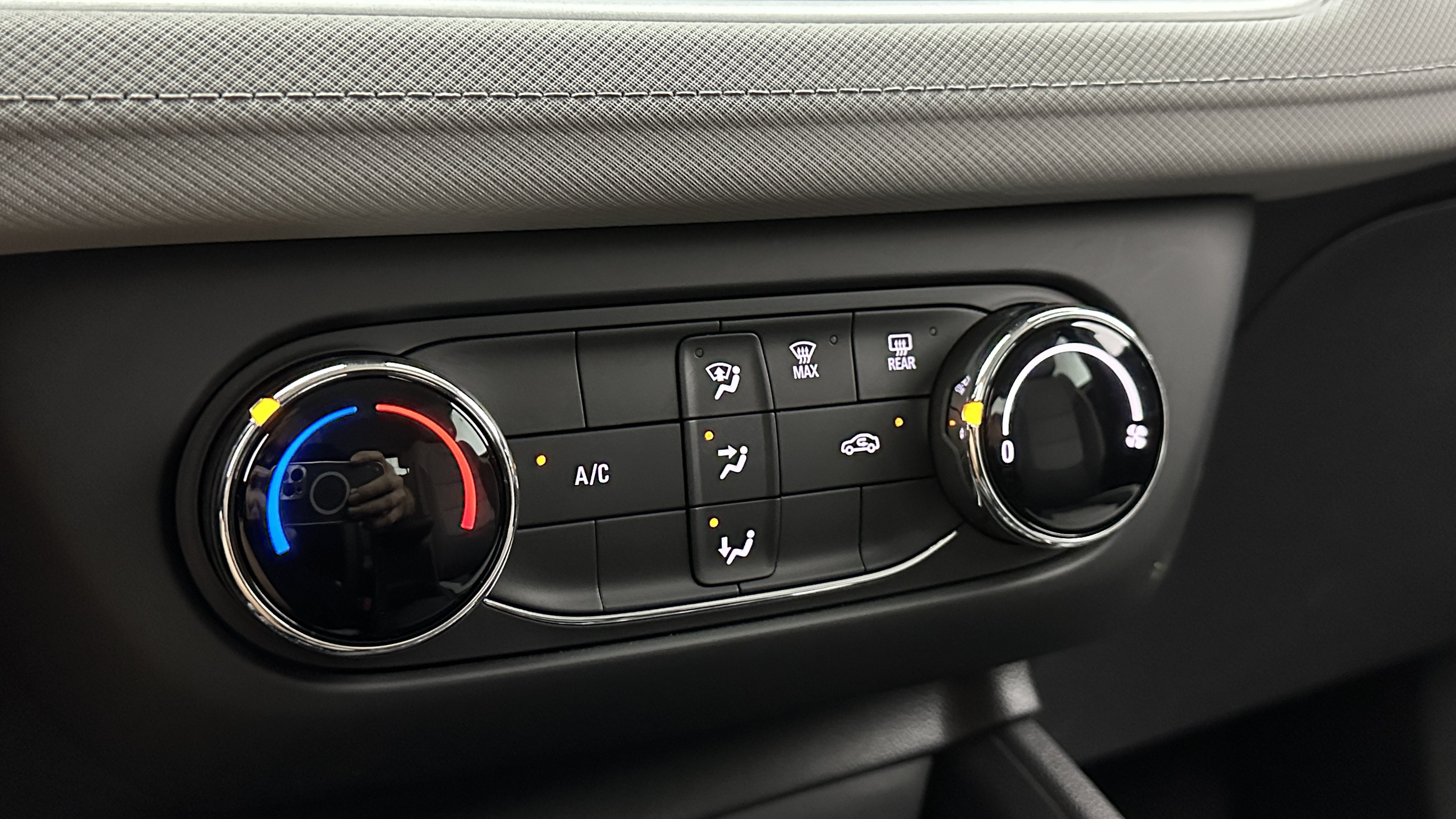 Used 2025 Chevrolet TrailBlazer LS AWD/4WD image 14