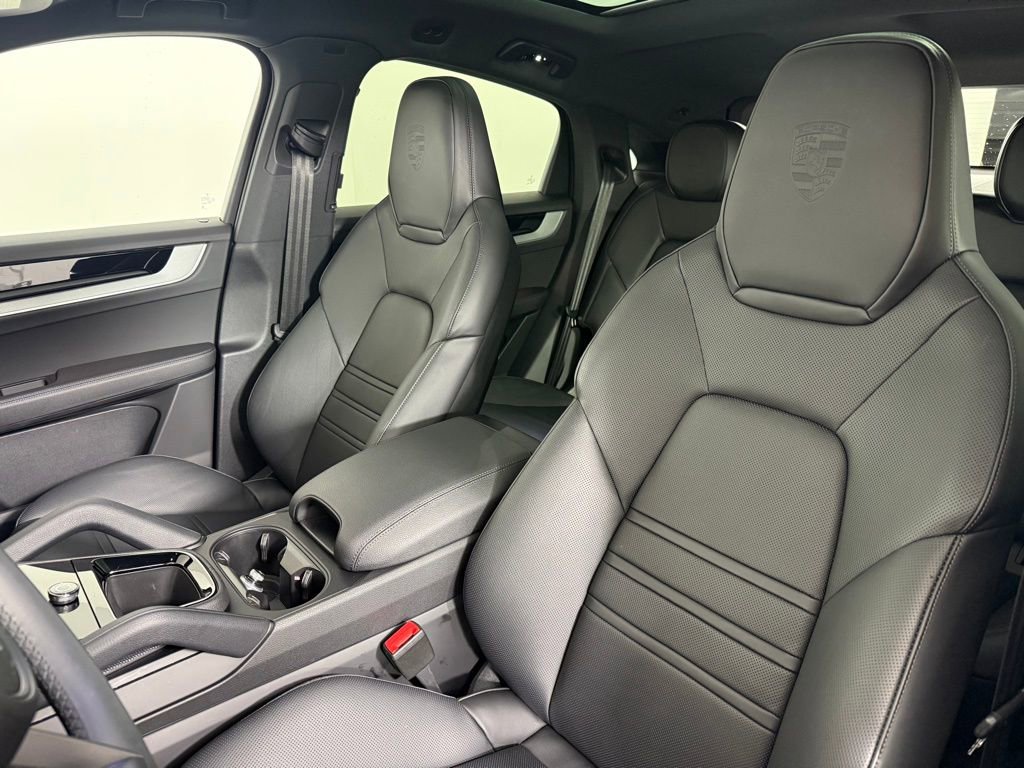 Certified 2025 Porsche Cayenne Coupe image 5