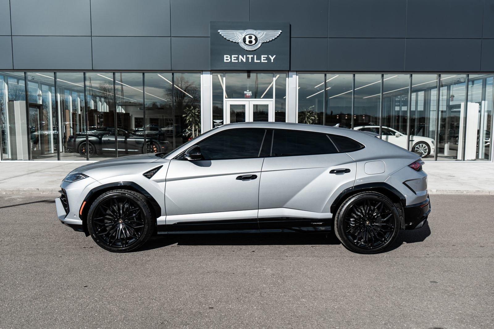 Used 2025 Lamborghini Urus SE AWD/4WD image 5