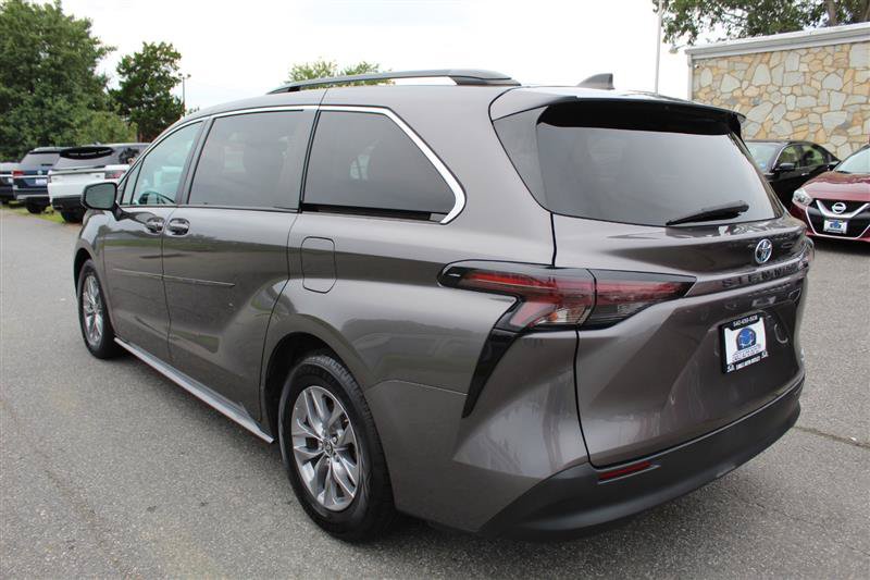 Used 2023 Toyota Sienna LE w/ LE Plus Package FWD image 5