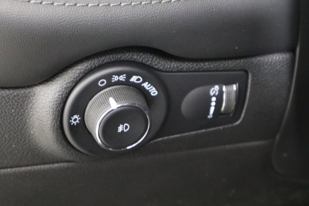 Used 2021 Dodge Durango SXT w/ 3rd Row Seating Group RWD image 24