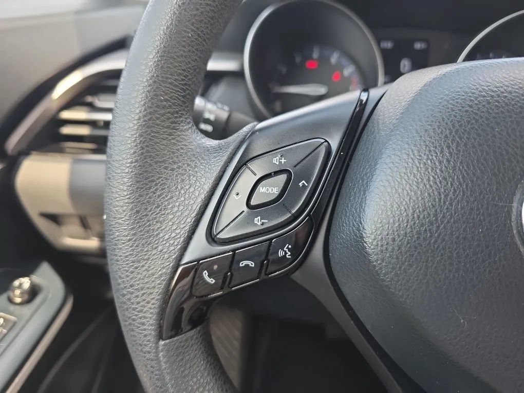 Used 2021 Toyota C-HR LE FWD image 17