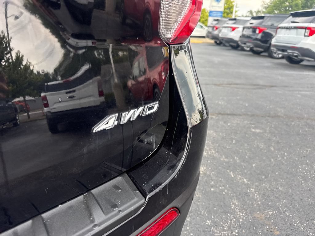 Used 2024 Ford Explorer XLT AWD/4WD image 9