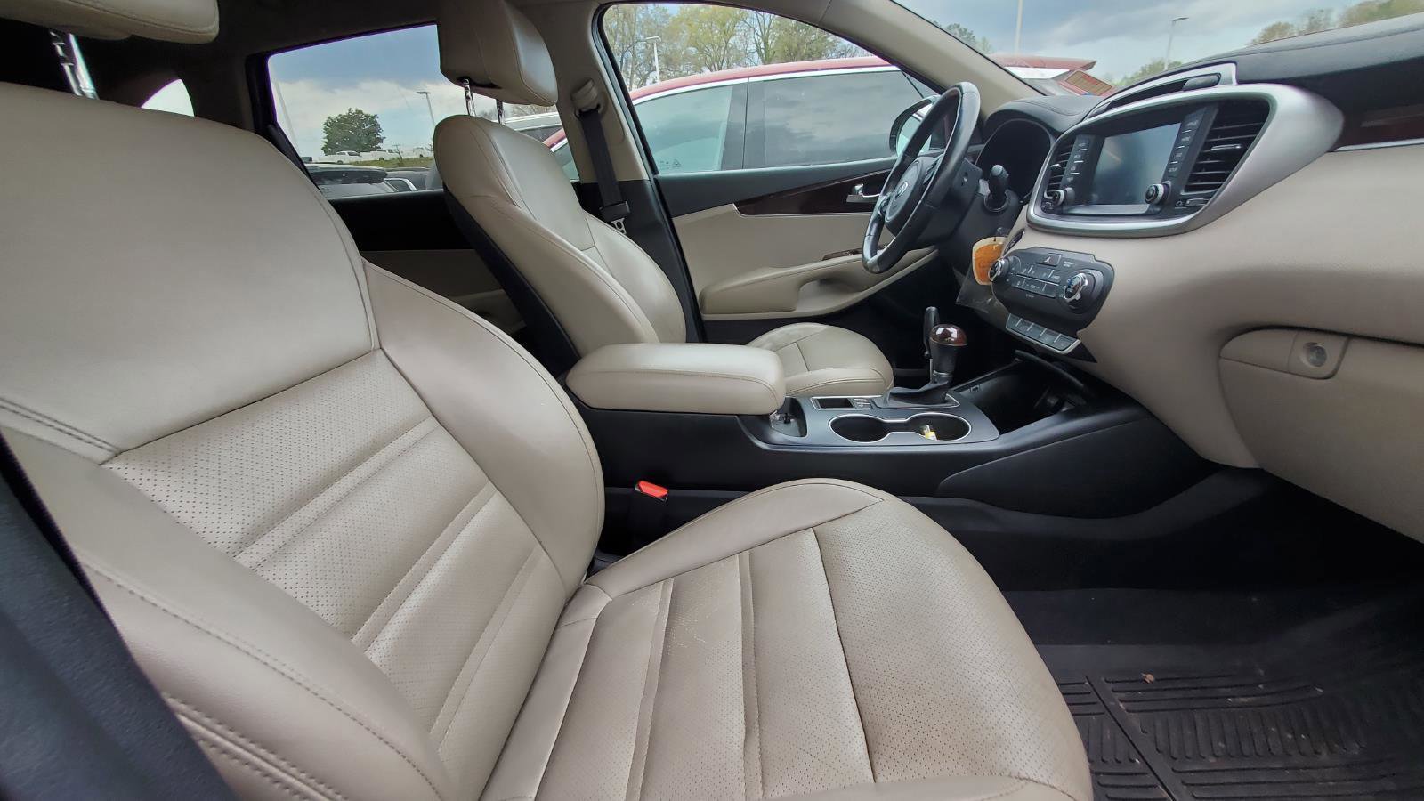 Used 2017 Kia Sorento LX w/ LX Convenience Package image 4