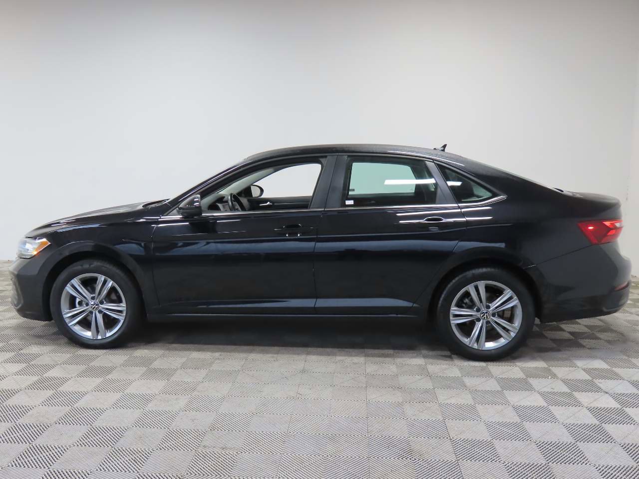 Certified 2024 Volkswagen Jetta SE image 5