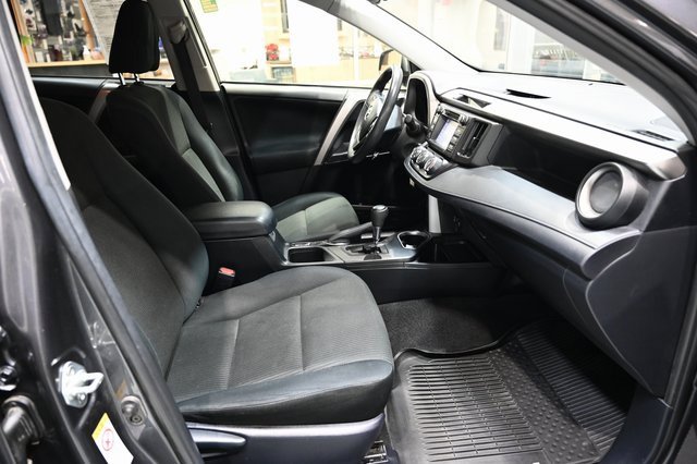Used 2018 Toyota RAV4 LE image 10
