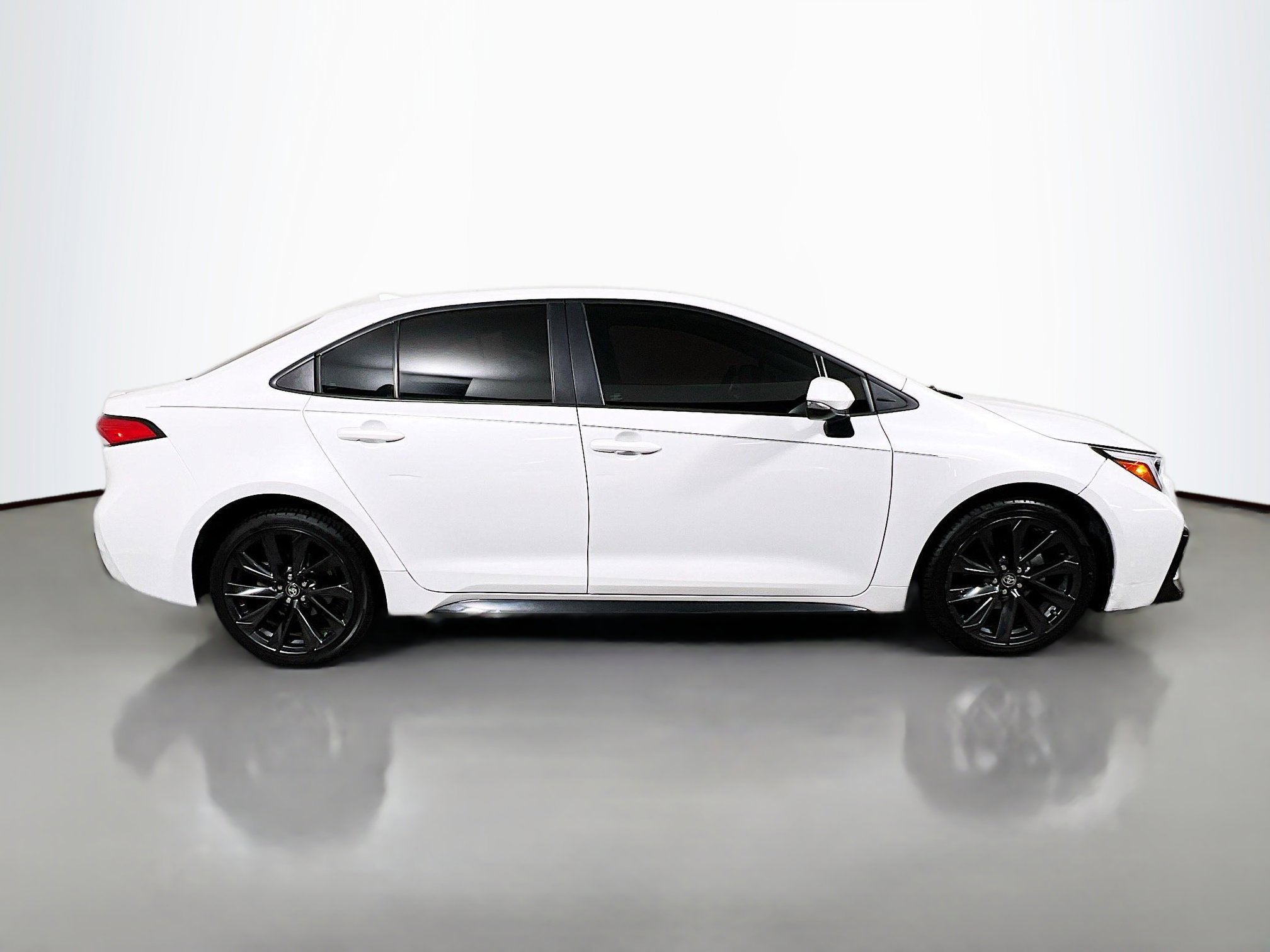 Used 2023 Toyota Corolla SE image 3