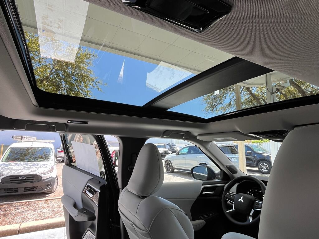 New 2025 Mitsubishi Outlander SE image 22