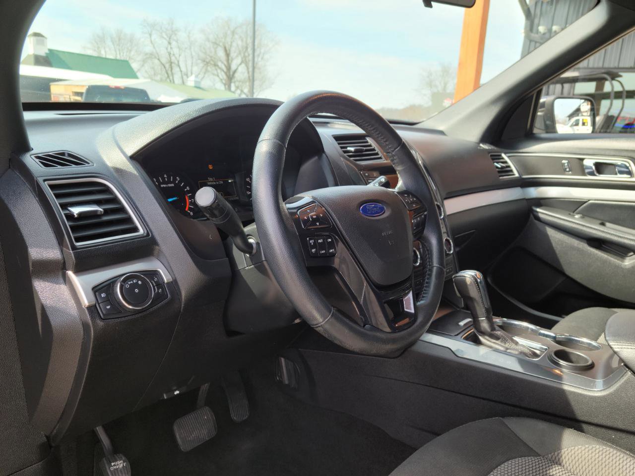 Used 2017 Ford Explorer XLT image 9