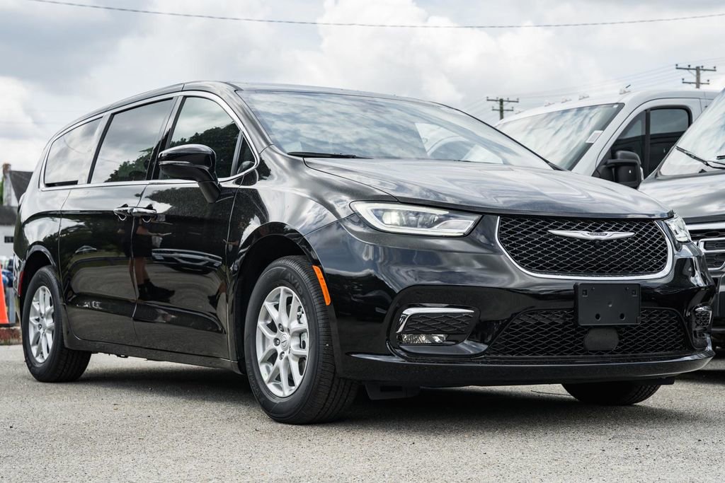 New 2025 Chrysler Pacifica Select