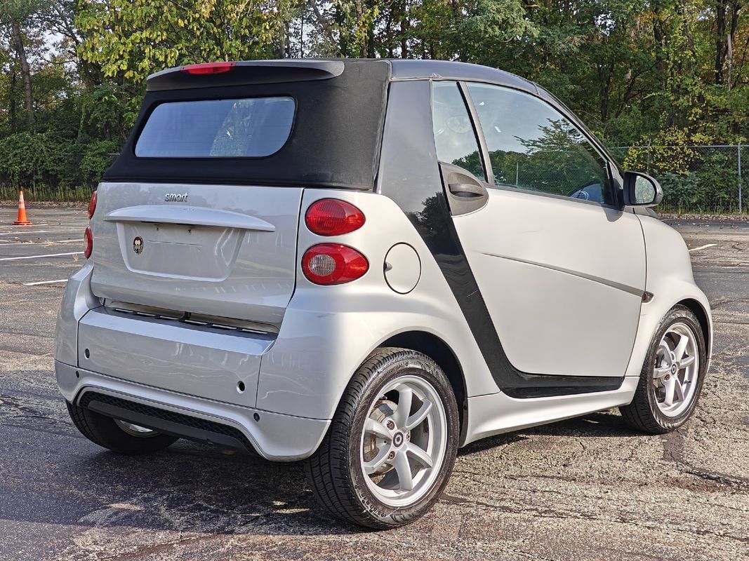 Used 2015 smart fortwo passion RWD image 4