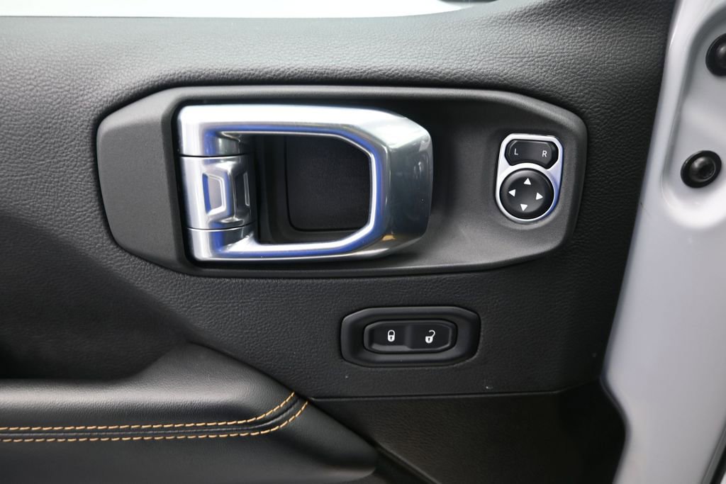 Used 2025 Jeep Wrangler Unlimited Sahara AWD/4WD image 17