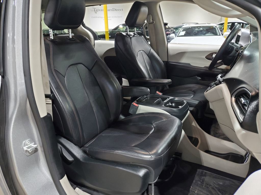 Used 2017 Chrysler Pacifica Premium image 14