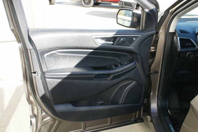 Used 2019 Ford Edge Titanium image 13