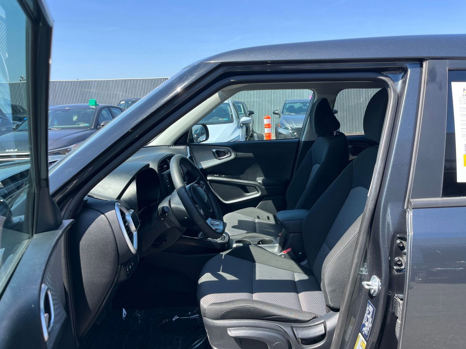 Used 2025 Kia Soul LX w/ LX Technology Package FWD image 25