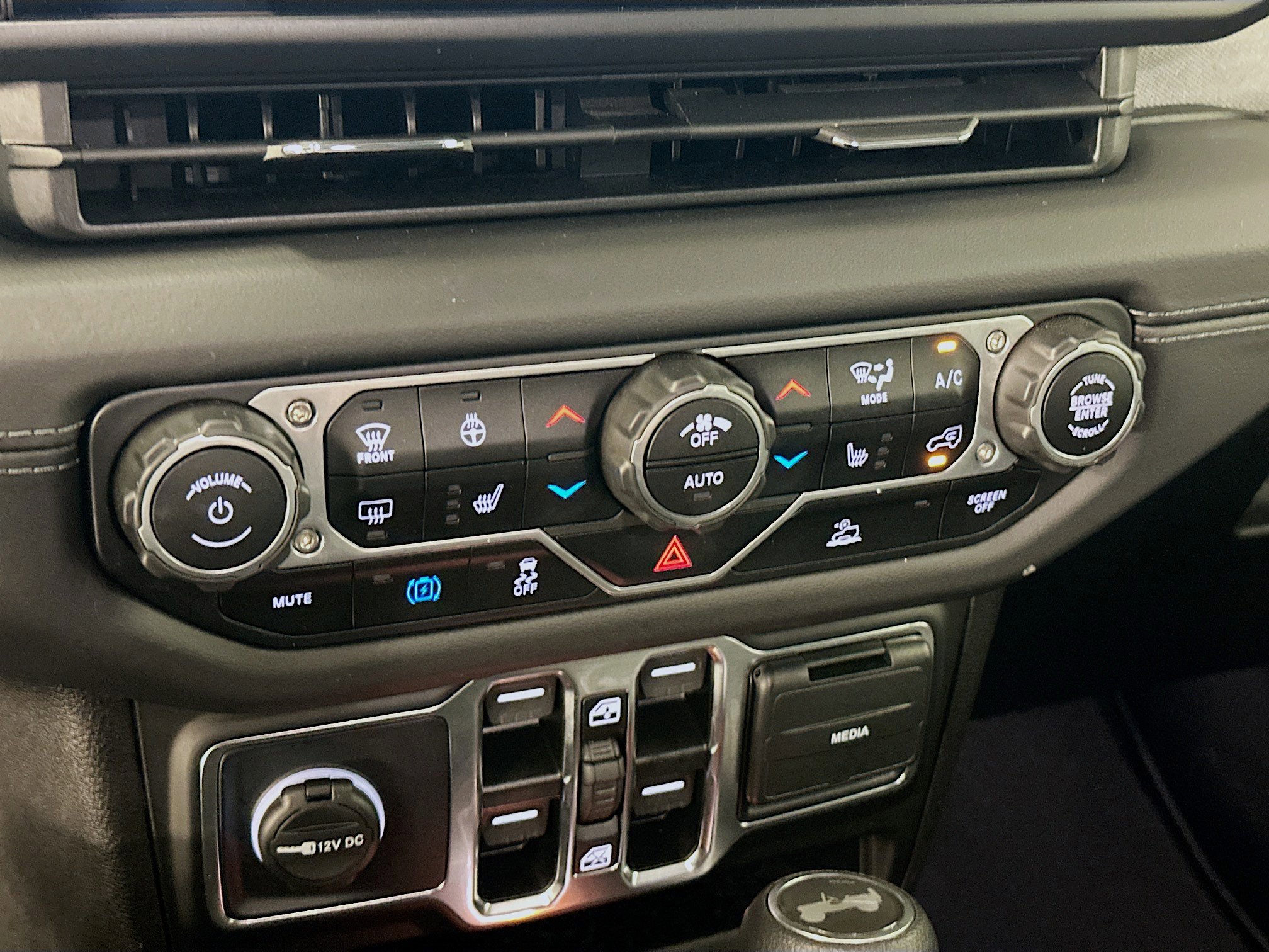 Used 2025 Jeep Wrangler Sahara image 23