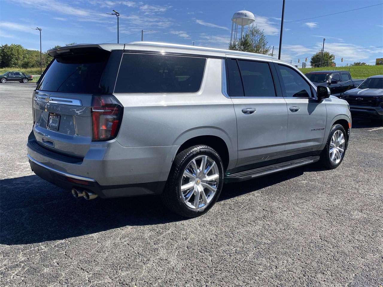 Used 2024 Chevrolet Suburban High Country w/ Advanced Technology Package image 7